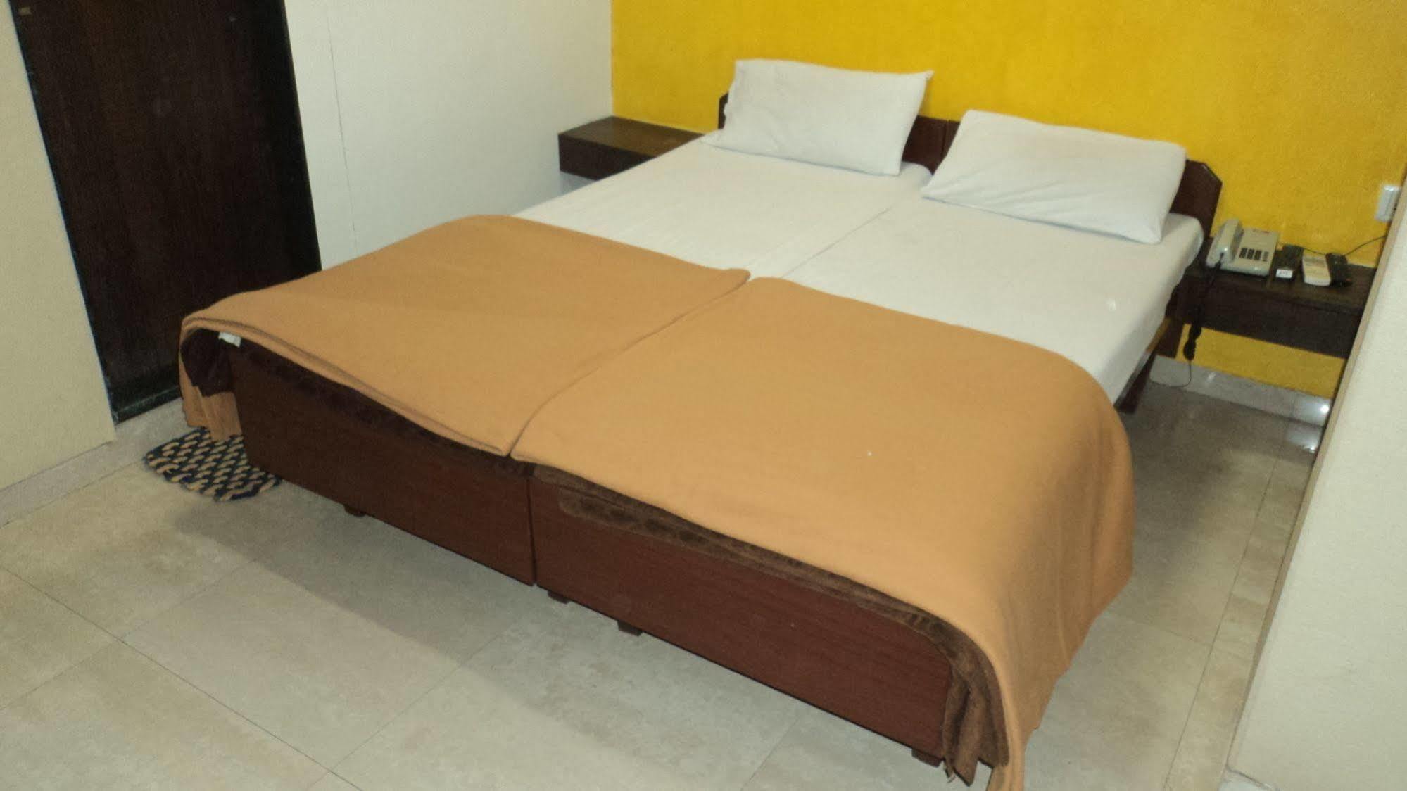 Benazeer Hotel 孟买 外观 照片