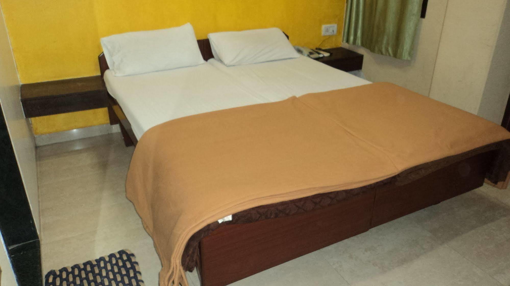 Benazeer Hotel 孟买 外观 照片